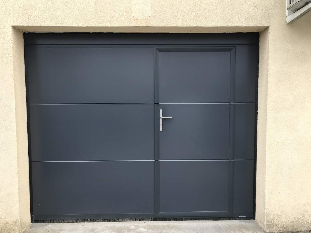 Photo de notre réalisation : Portes de garage sectionnelles avec porte