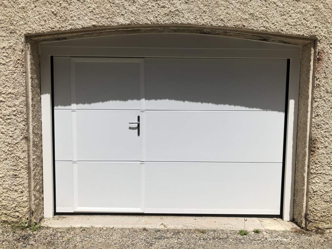 Photo de notre réalisation : Portes de garage sectionnelles avec porte