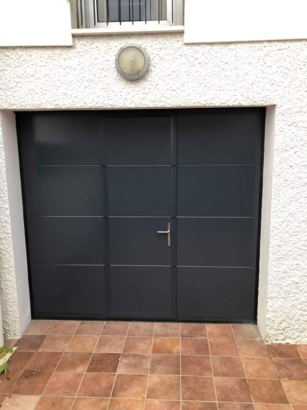 Photo de notre réalisation : Portes de garage sectionnelles avec porte