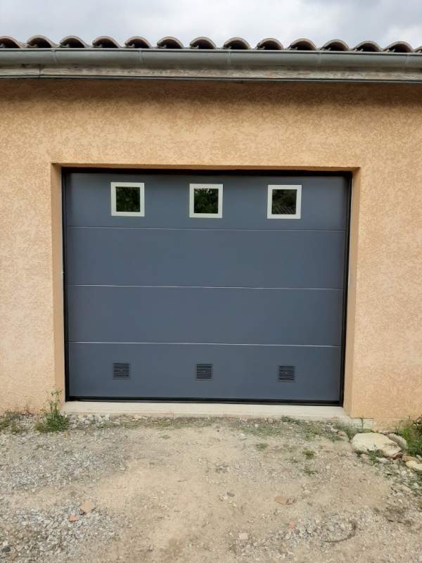 Photo de notre réalisation : Portes de garage sectionnelles